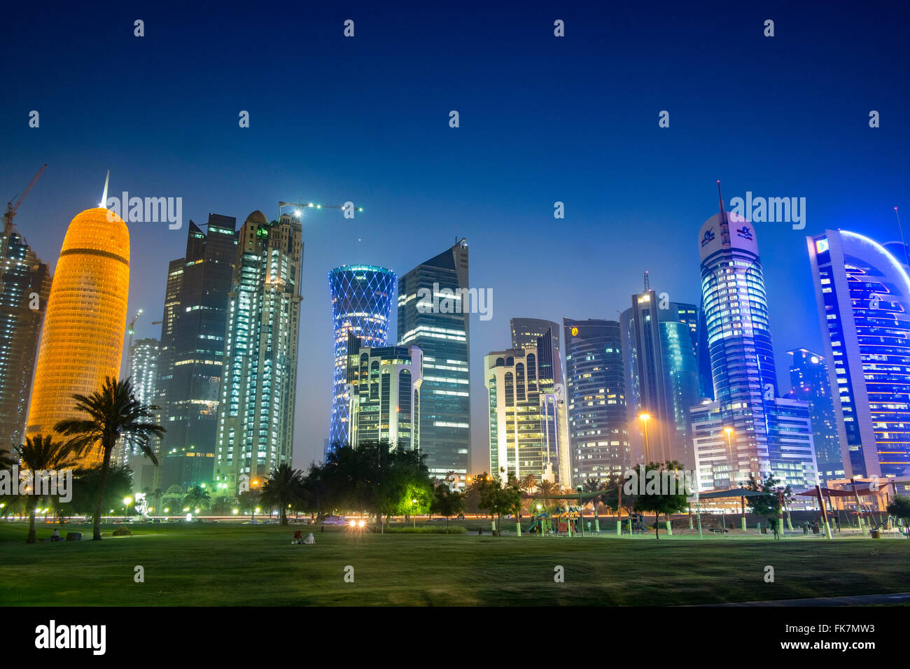 Vista notturna della skyline lungo la Corniche verso moderne torri di uffici a Doha in Qatar Foto Stock