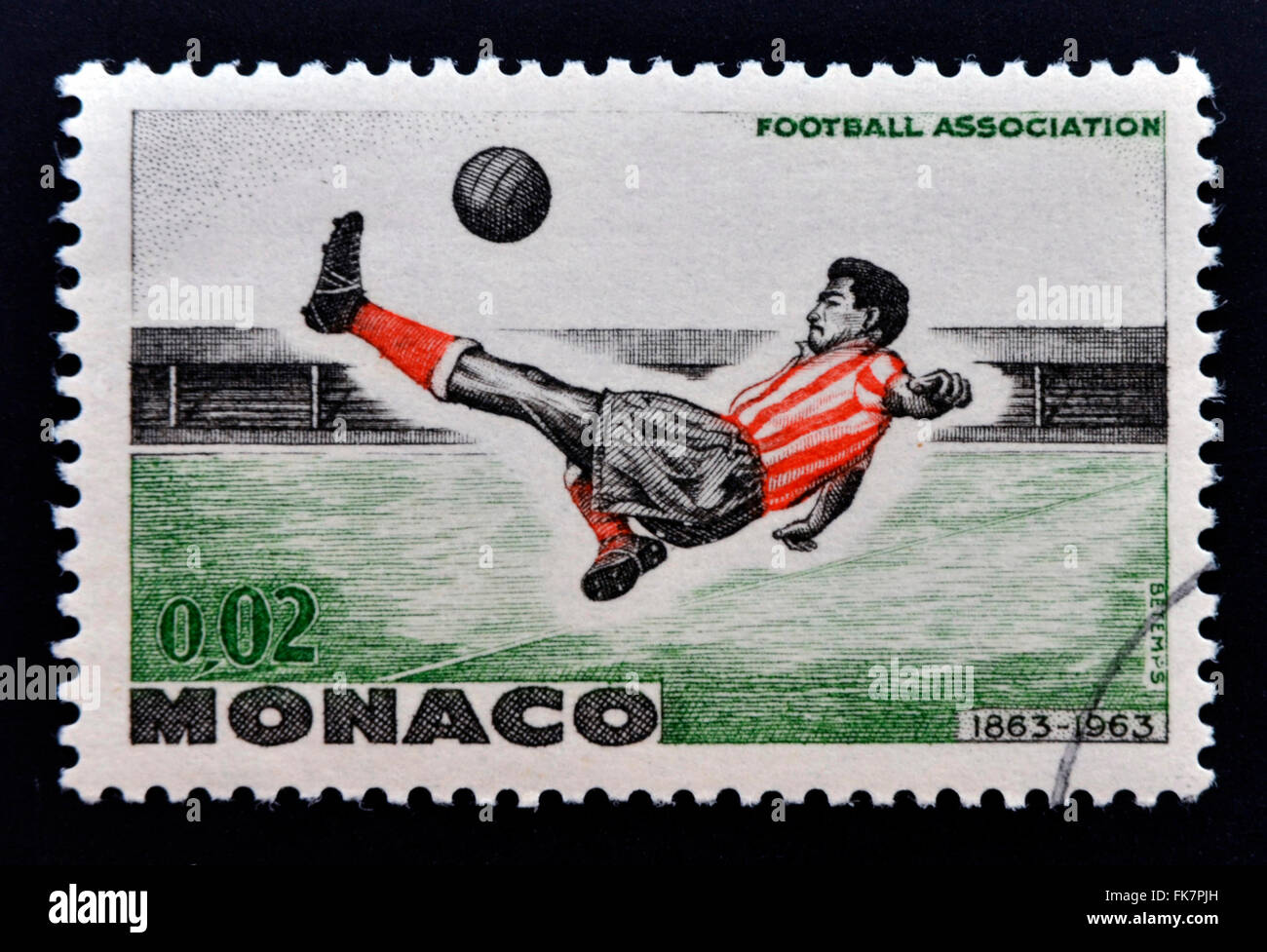 MONACO - circa 1963: un timbro stampato in Monaco dedicato al calcio, circa 1963 Foto Stock