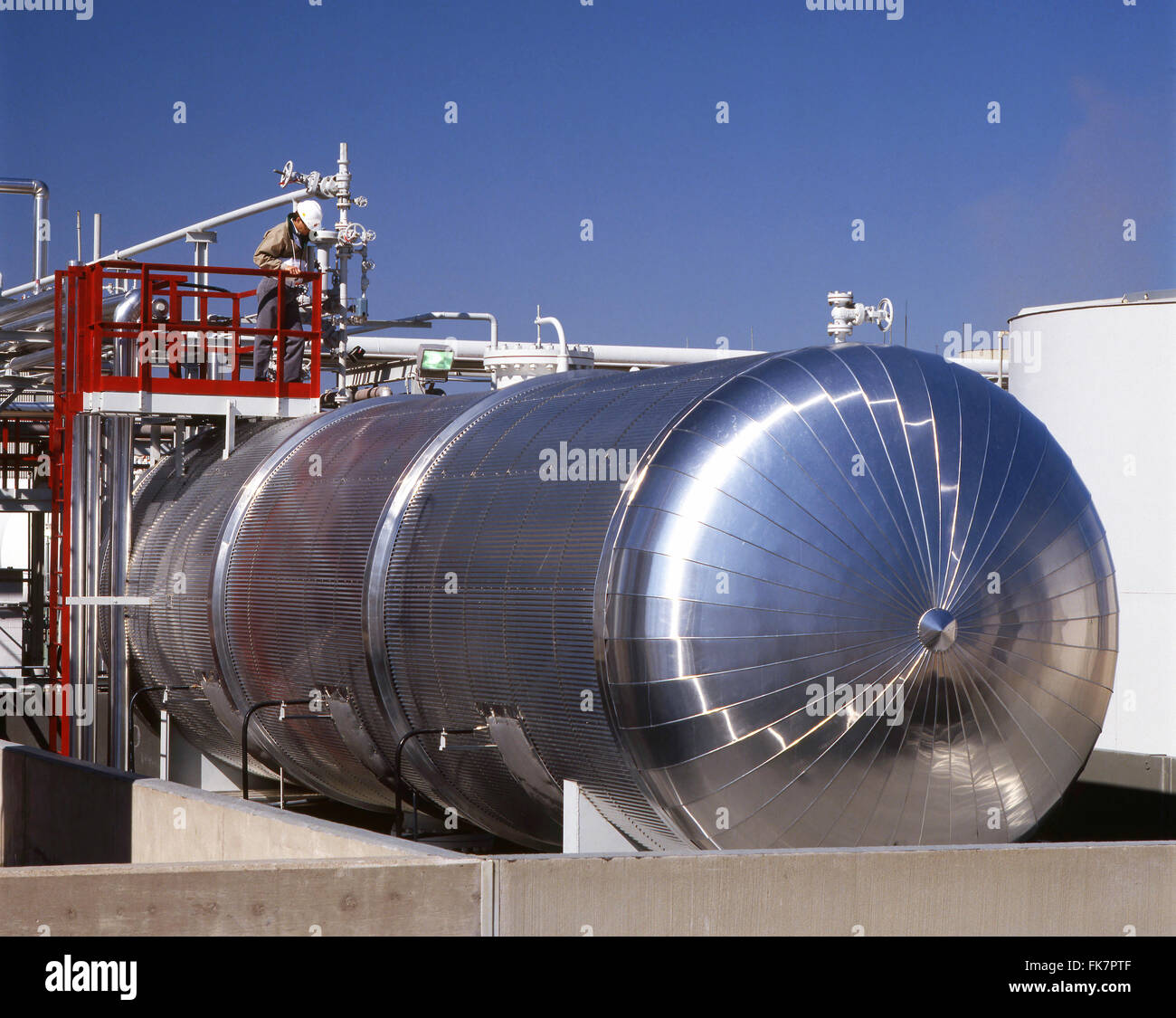 Un petrolio bianco serbatoio di stoccaggio Foto stock - Alamy