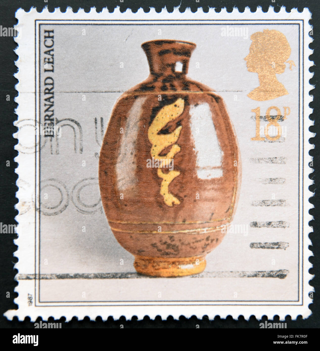 Regno Unito - circa 1987: un timbro stampato in Gran Bretagna mostra un studio in ceramica da Bernard Leach, circa 1987 Foto Stock