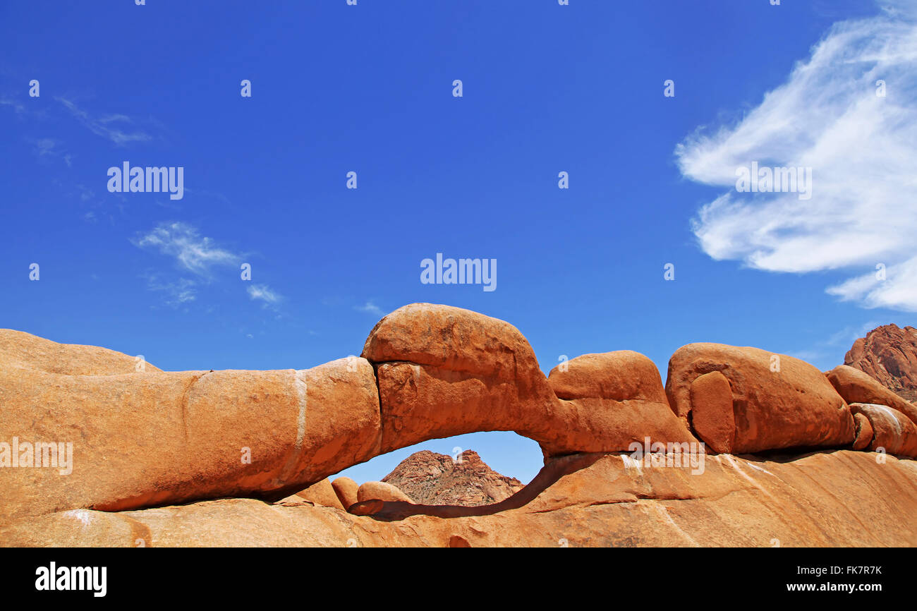 Arco di roccia a Spitzkoppe, Namibia Foto Stock