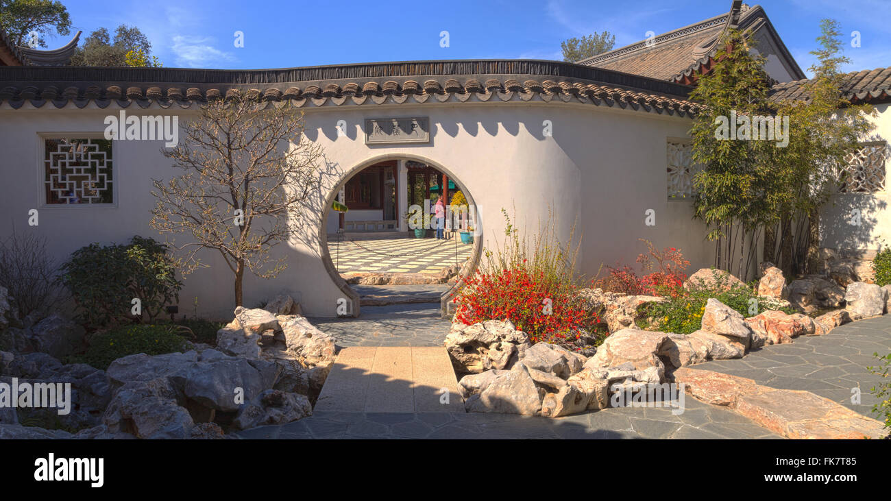 Giardino Cinese a Huntington Giardino Botanico con un laghetto e ponte nel sud della California, Stati Uniti. Foto Stock