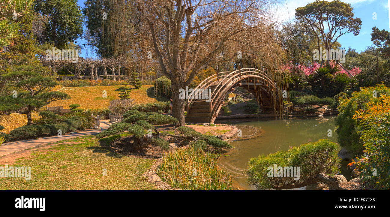 Giardino giapponese a Huntington Giardino Botanico con un laghetto e ponte nel sud della California, Stati Uniti. Foto Stock
