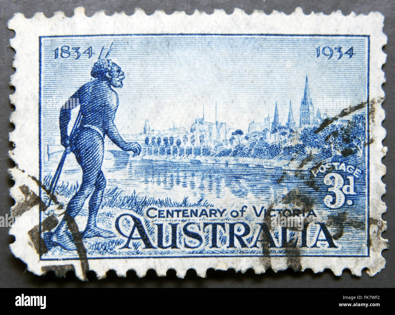 AUSTRALIA - circa 1934: timbro stampato in Australia mostra la Yarra Yarra Tribesman, Fiume Yarra e vista di Melbourne, Centenario Foto Stock