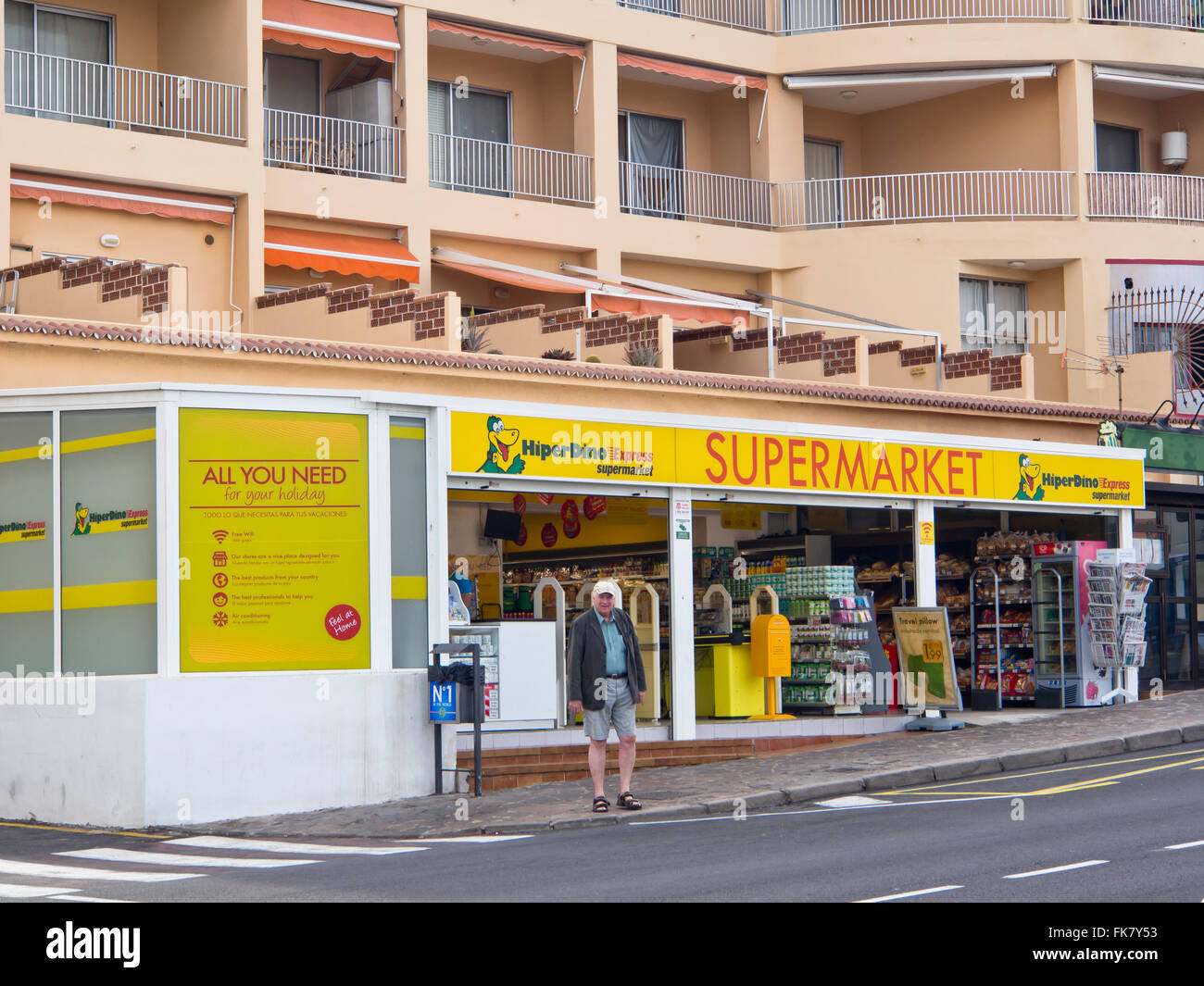 Supermercato HiperDino in Puerto de Santiago, Tenerife Canarie Spagna, negozi di generi alimentari e di più per i turisti Foto Stock