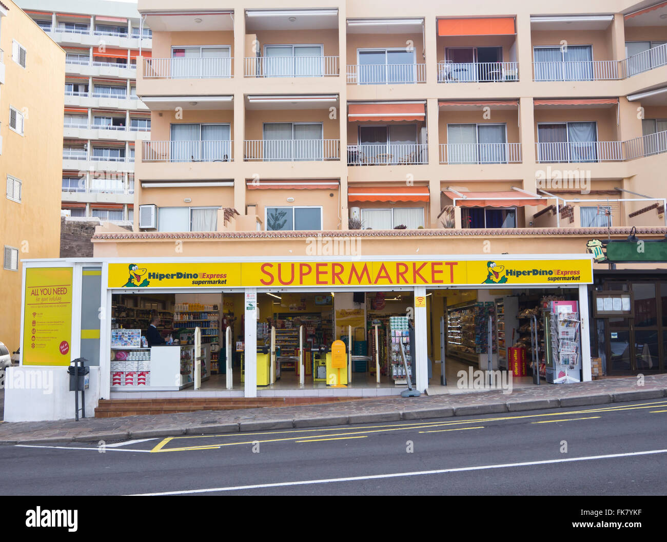 Supermercato HiperDino in Puerto de Santiago, Tenerife Canarie Spagna, negozi di generi alimentari e di più per i turisti Foto Stock