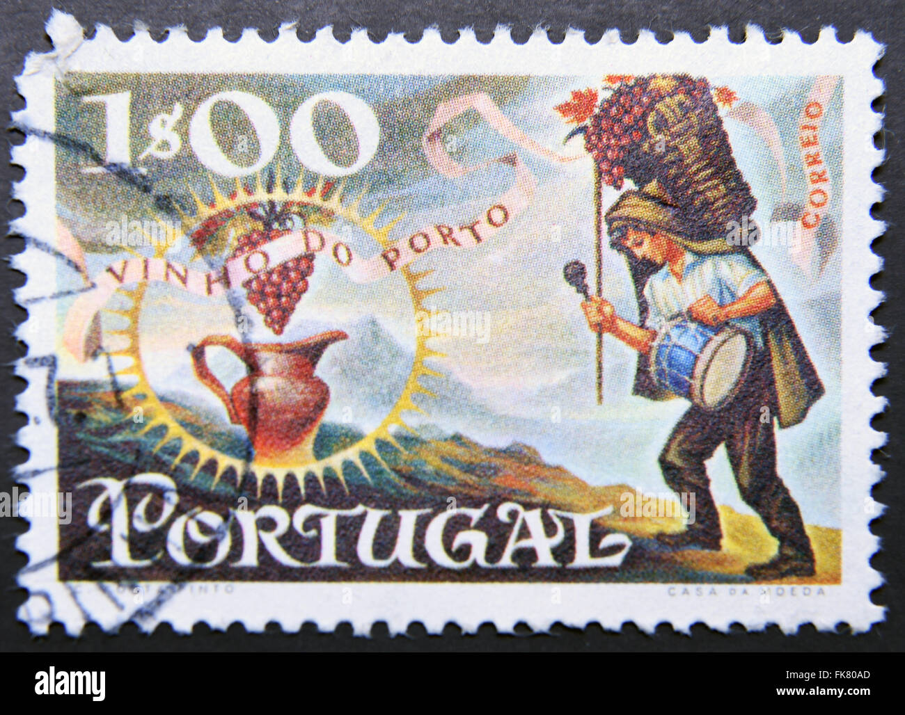 Portogallo - circa 1970: un timbro stampato in Portogallo dedicata al vino di Oporto, mostra lavoratore cestello di trasporto delle uve e la brocca Foto Stock