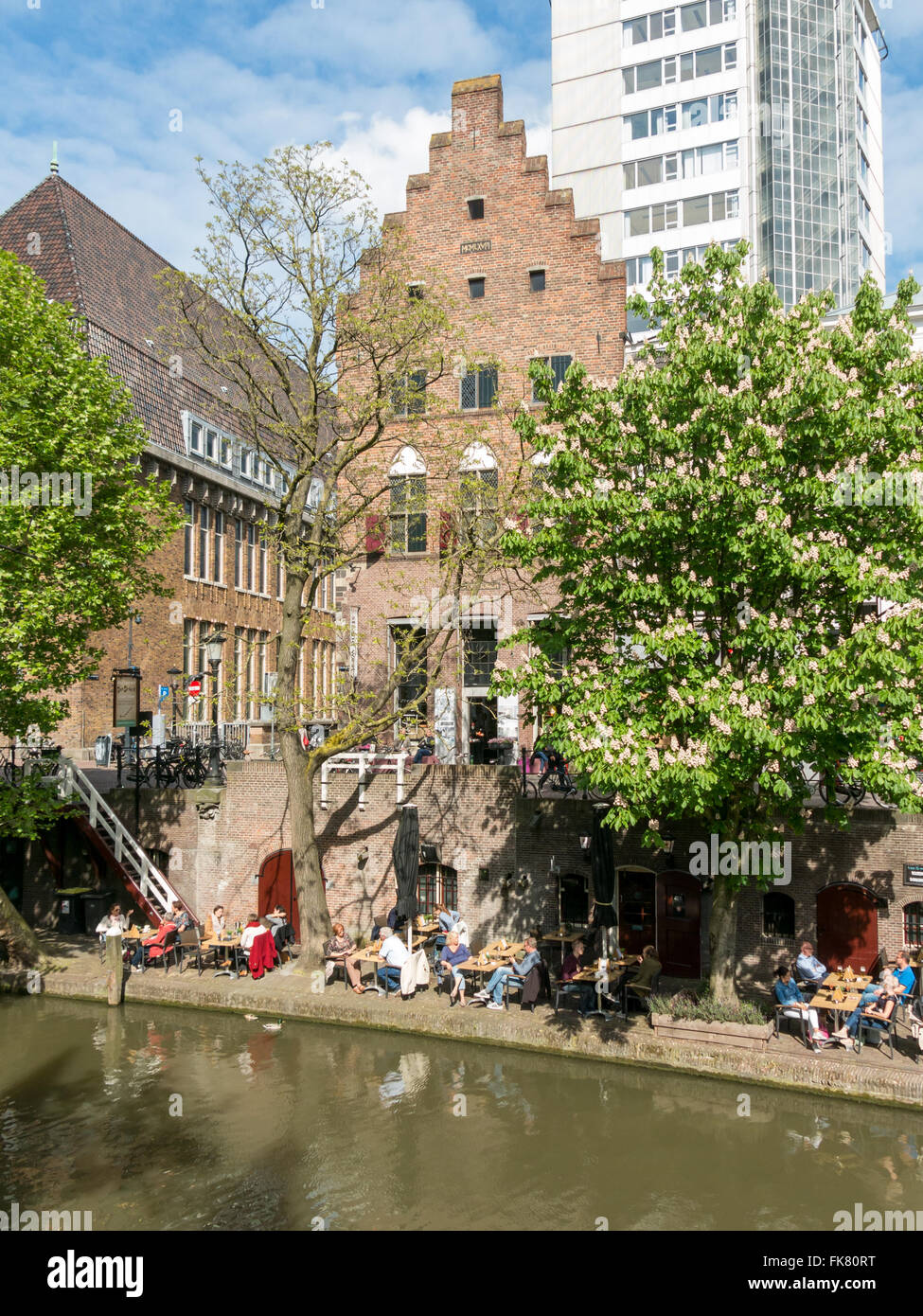 Medievale e Moderna architettura, e le persone che si godono la outdoor cafe terrazza sulla banchina di Oudegracht canal a Utrecht, Paesi Bassi Foto Stock
