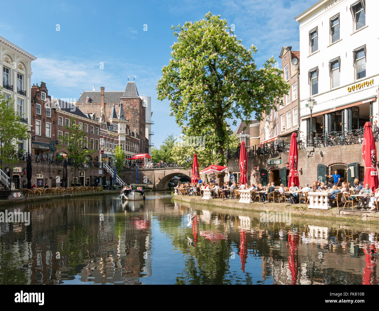 Oudaen Castello e persone sulla terrazza all'aperto di ristoranti a fianco di Oudegracht canal nella città di Utrecht, Paesi Bassi Foto Stock