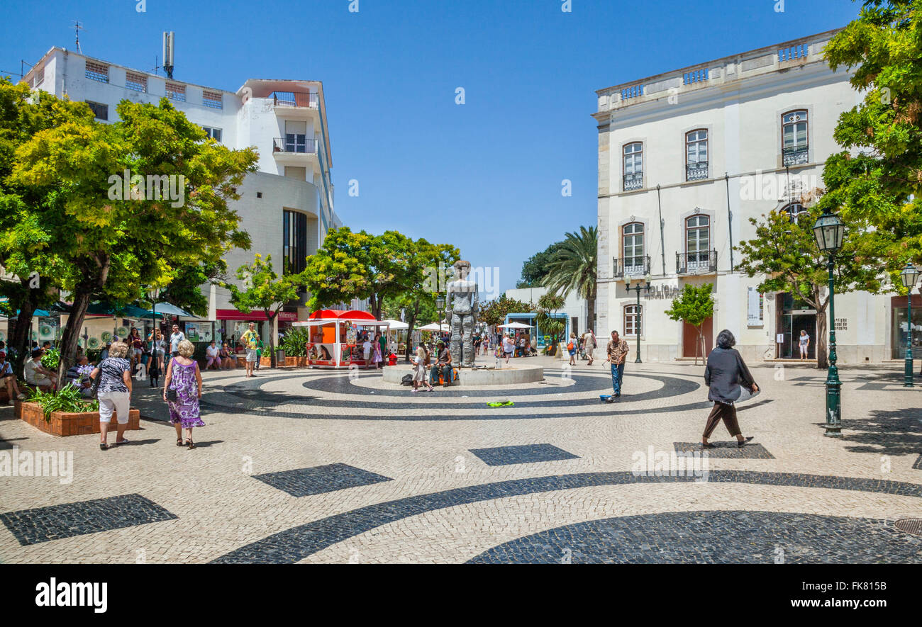 Il Portogallo, Algarve, centro storico di Lagos, Praca de Gil Eanes con Dom Sebastiao statua Foto Stock