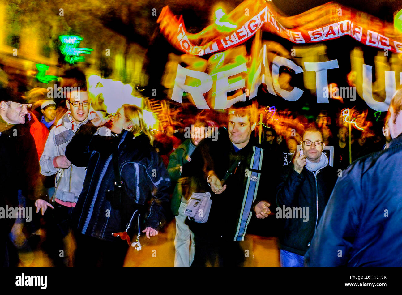 Parigi, Francia, gente numerosa, marcia, proteste, attivisti di ACT UP AIDS che hanno manifestato il 1° dicembre la "giornata mondiale contro l'AIDS", con Deaf Mutes, in strada con cartelli di protesta Foto Stock