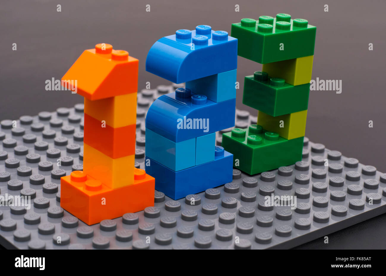 Tambov, Federazione Russa - Marzo 27, 2015 Lego custom numeri 1, 2, 3 su Lego grigio a piastra di base. Sfondo nero. Studio shot. Foto Stock