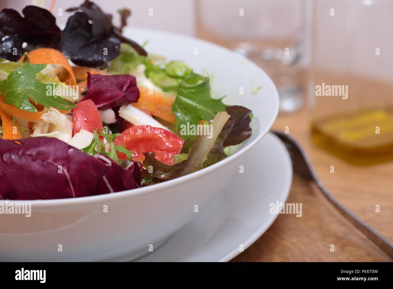 Insalata mista conditi con olio di oliva biologico e sale grezzo Foto Stock