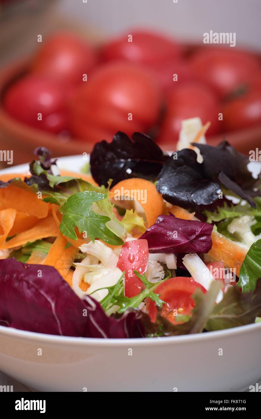 Insalata mista conditi con olio di oliva biologico e sale grezzo Foto Stock