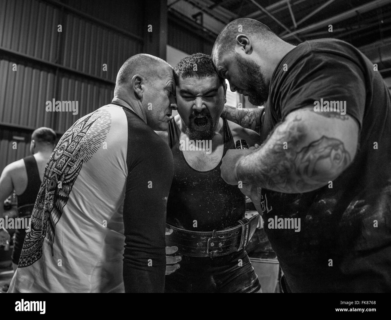 Fotografia documentaria dalla potenza di un evento di sollevamento dotata di uomini deadlifting e panca premendo e vivendo il trionfo e lo stress Foto Stock