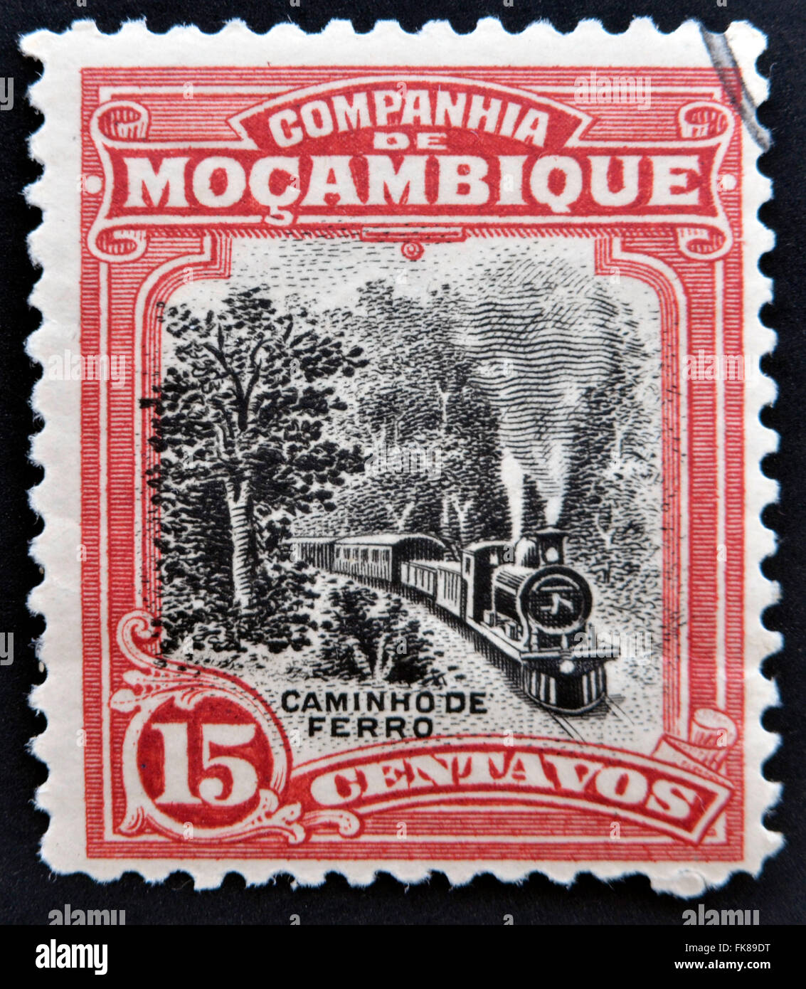 Mozambico - circa 1918: un timbro stampato in Mozambico mostra un treno a vapore, circa 1918 Foto Stock