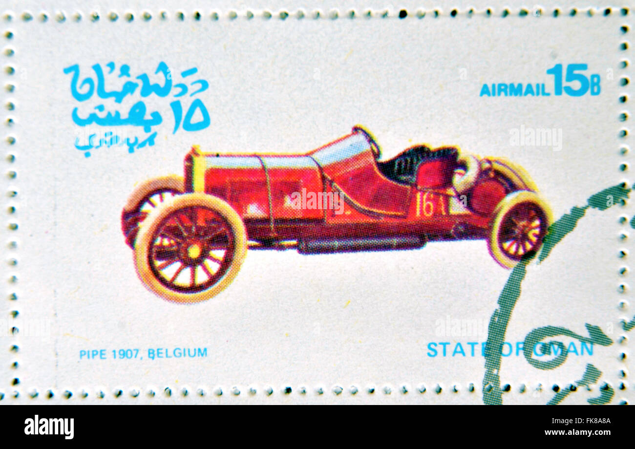 OMAN - circa 1977: un timbro stampato in stato di Oman mostra una vecchia auto, tubo 1907, Belgio, circa 1977 Foto Stock