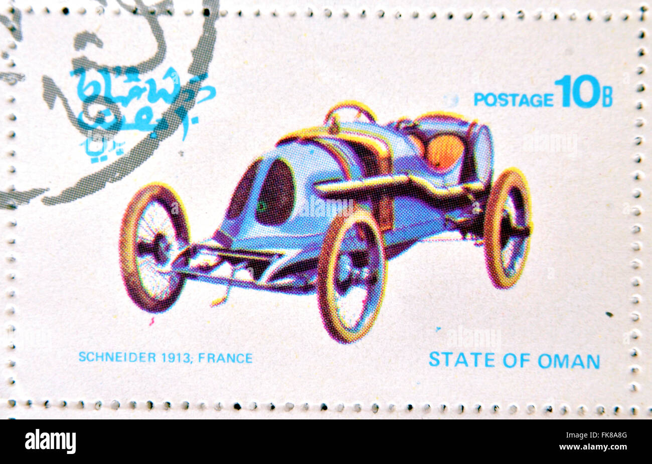 OMAN - circa 1977: un timbro stampato in stato di Oman mostra una vecchia auto, Schneider 1913, Francia, circa 1977 Foto Stock