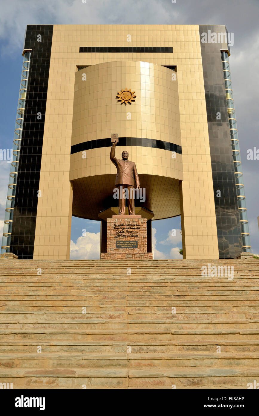 Indipendenza Memorial Museum, davanti la statua di Sam Nujoma, primo presidente della Repubblica di Namibia Windhoek, in Namibia Foto Stock