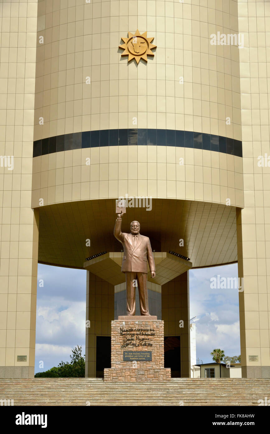 Indipendenza Memorial Museum, davanti la statua di Sam Nujoma, primo presidente della Repubblica di Namibia Windhoek, in Namibia Foto Stock