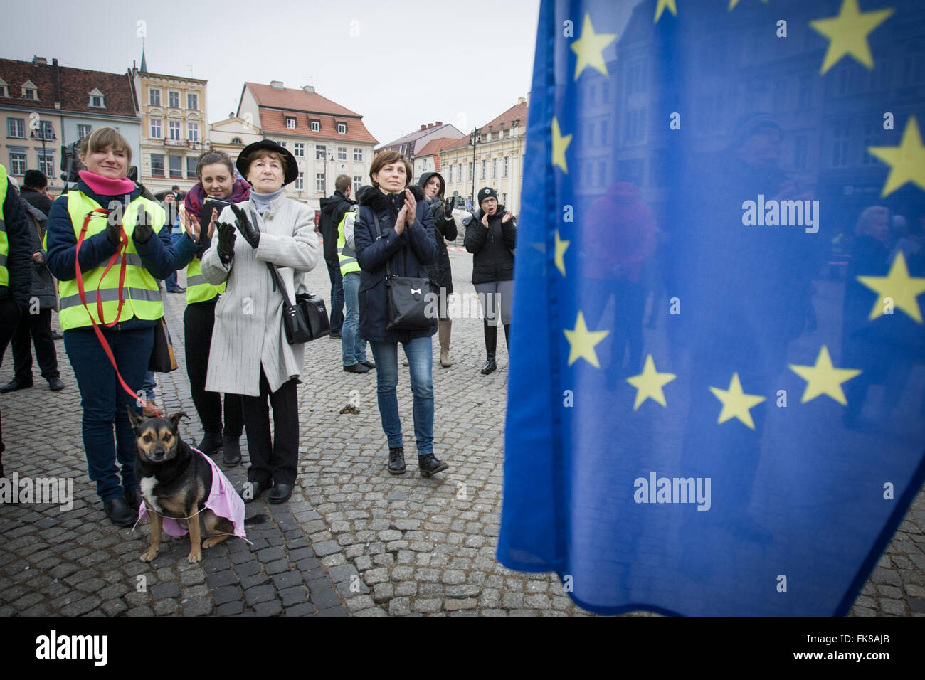 I cavalieri si vede la dimostrazione contro una recente decisione del governo di sostituire tre direttori di agenzia agricola ANR che ricade sotto il ministero dell'agricoltura. L'organizzazione è responsabile anche per l'allevamento di top class cavalli popolare con gli acquirenti a livello mondiale. Il conservatore Diritto e Giustizia il partito al potere dal mese di ottobre 2015 ha preso alcune decisioni controverse e il recente e improvvisa sostituzione di tre figure chiave nel settore agricolo agenzia con persone con nessuna esperienza precedente in allevamento di cavalli è visto come un unratified espansione dei loro poteri e dannosa per il fut Foto Stock