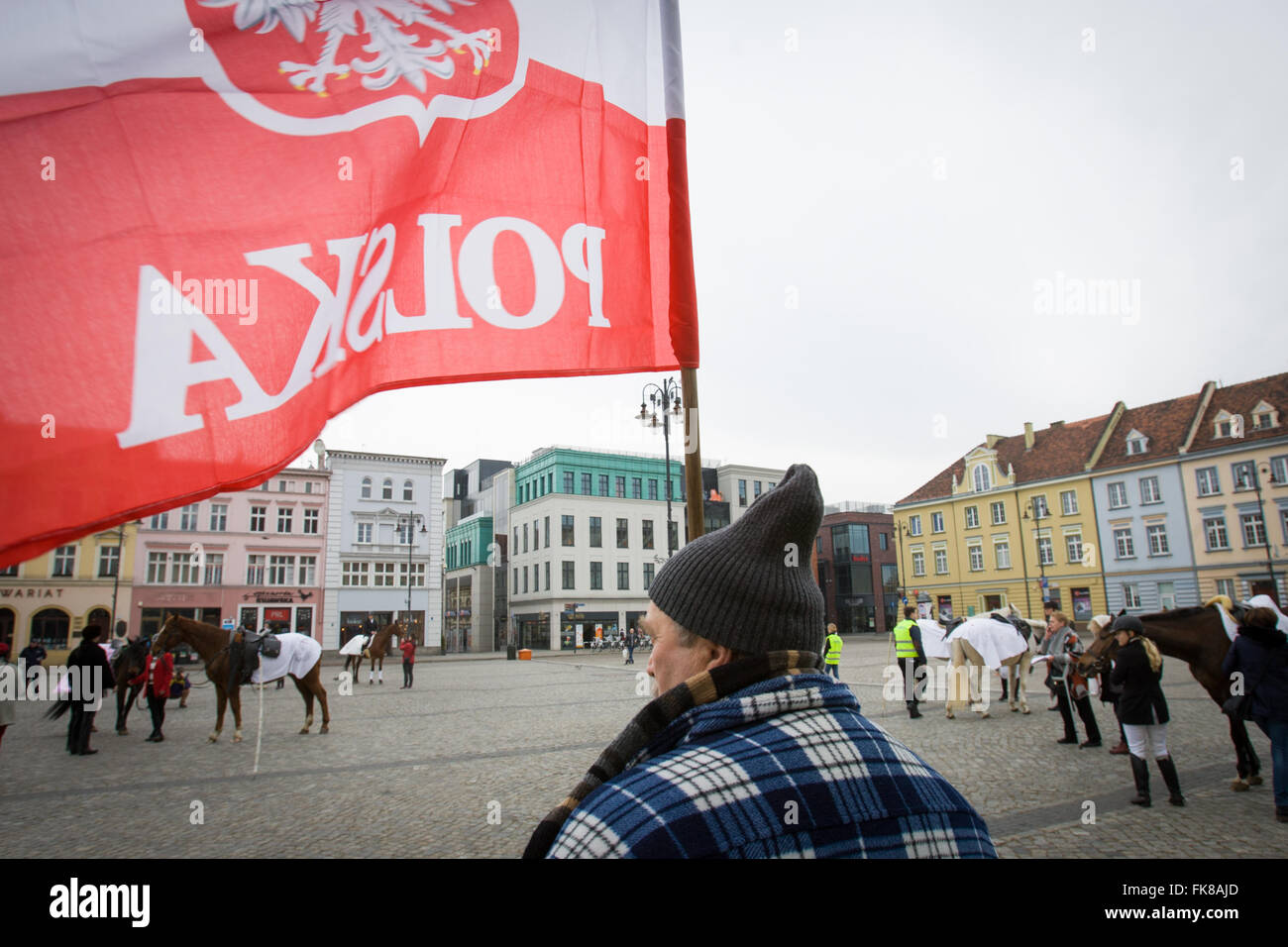 I cavalieri si vede la dimostrazione contro una recente decisione del governo di sostituire tre direttori di agenzia agricola ANR che ricade sotto il ministero dell'agricoltura. L'organizzazione è responsabile anche per l'allevamento di top class cavalli popolare con gli acquirenti a livello mondiale. Il conservatore Diritto e Giustizia il partito al potere dal mese di ottobre 2015 ha preso alcune decisioni controverse e il recente e improvvisa sostituzione di tre figure chiave nel settore agricolo agenzia con persone con nessuna esperienza precedente in allevamento di cavalli è visto come un unratified espansione dei loro poteri e dannosa per il fut Foto Stock