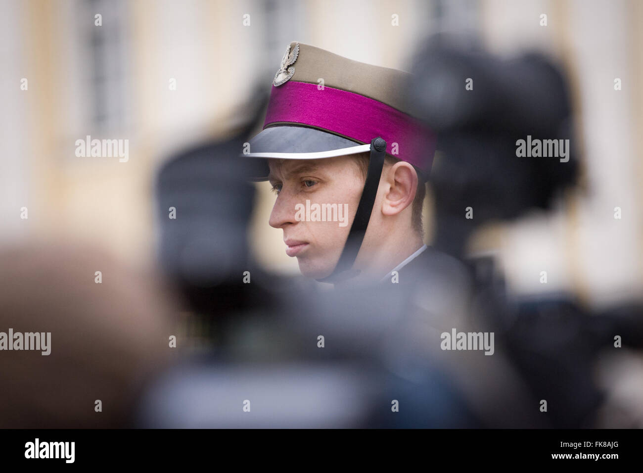 Bydgoszcz (Polonia). 06 Mar, 2016. Un cavalieri in un esercito uniforme è visto in un rally per protestare contro il recente licenziamento di tre figure chiave nel ministero dell'agricoltura. Equestrians paura la sostituzione di tre esperti direttori della famosa nazionale polacca di allevamento di cavalli programma danneggia la loro reputazione e la qualità dell'allevamento di cavalli. Pane polacco i cavalli sono vendute in tutto il mondo e favorita da ricchi acquirenti arabi. © Jaap Arriens/Pacific Press/Alamy Live News Foto Stock