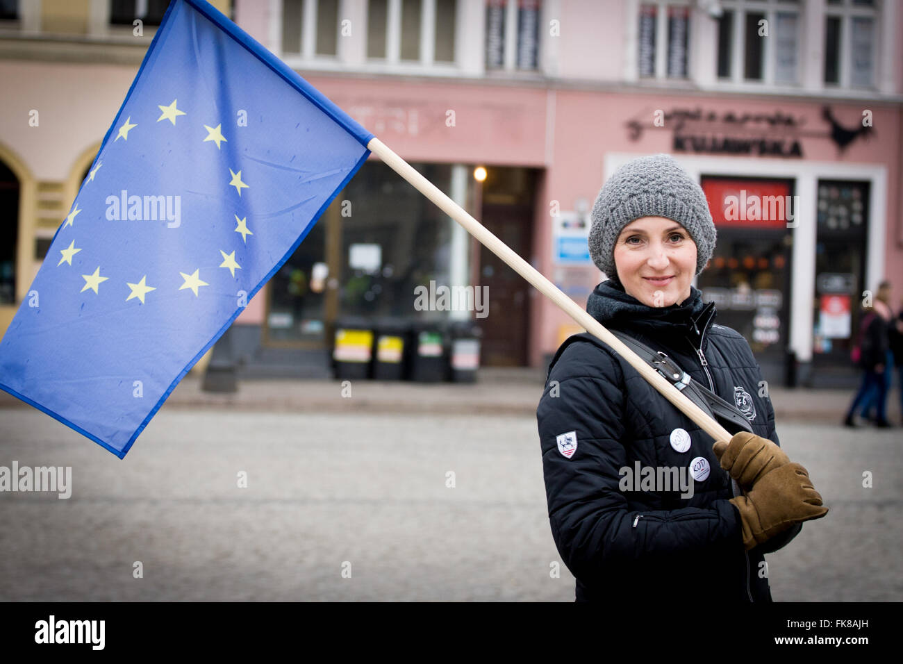 Bydgoszcz (Polonia). 06 Mar, 2016. Kasia, 42 da Bydgoszcz è una madre e ha stretti amici che corsa dei cavalli. Oggi lei è suppporting vi amico che stanno manifestando contro la decisione del governo di sostituire tre direttori di agenzia di agricoltura responsabile anche per il famoso allevamento razze polacco venduti in tutto il mondo. Lei dice che le recenti decisioni dal conservatore Diritto e Giustizia, partito al potere dal ottobre 2015 hanno rovinato il 20 anni di progressi dal momento che la caduta del comunismo. © Jaap Arriens/Pacific Press/Alamy Live News Foto Stock
