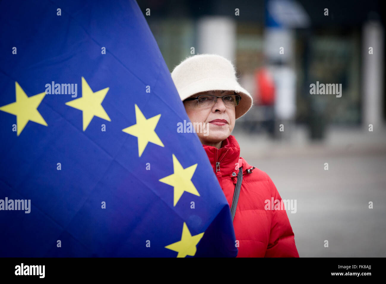 I cavalieri si vede la dimostrazione contro una recente decisione del governo di sostituire tre direttori di agenzia agricola ANR che ricade sotto il ministero dell'agricoltura. L'organizzazione è responsabile anche per l'allevamento di top class cavalli popolare con gli acquirenti a livello mondiale. Il conservatore Diritto e Giustizia il partito al potere dal mese di ottobre 2015 ha preso alcune decisioni controverse e il recente e improvvisa sostituzione di tre figure chiave nel settore agricolo agenzia con persone con nessuna esperienza precedente in allevamento di cavalli è visto come un unratified espansione dei loro poteri e dannosa per il fut Foto Stock