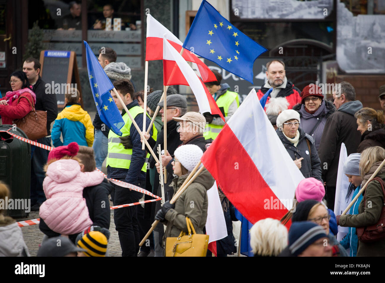 I cavalieri si vede la dimostrazione contro una recente decisione del governo di sostituire tre direttori di agenzia agricola ANR che ricade sotto il ministero dell'agricoltura. L'organizzazione è responsabile anche per l'allevamento di top class cavalli popolare con gli acquirenti a livello mondiale. Il conservatore Diritto e Giustizia il partito al potere dal mese di ottobre 2015 ha preso alcune decisioni controverse e il recente e improvvisa sostituzione di tre figure chiave nel settore agricolo agenzia con persone con nessuna esperienza precedente in allevamento di cavalli è visto come un unratified espansione dei loro poteri e dannosa per il fut Foto Stock