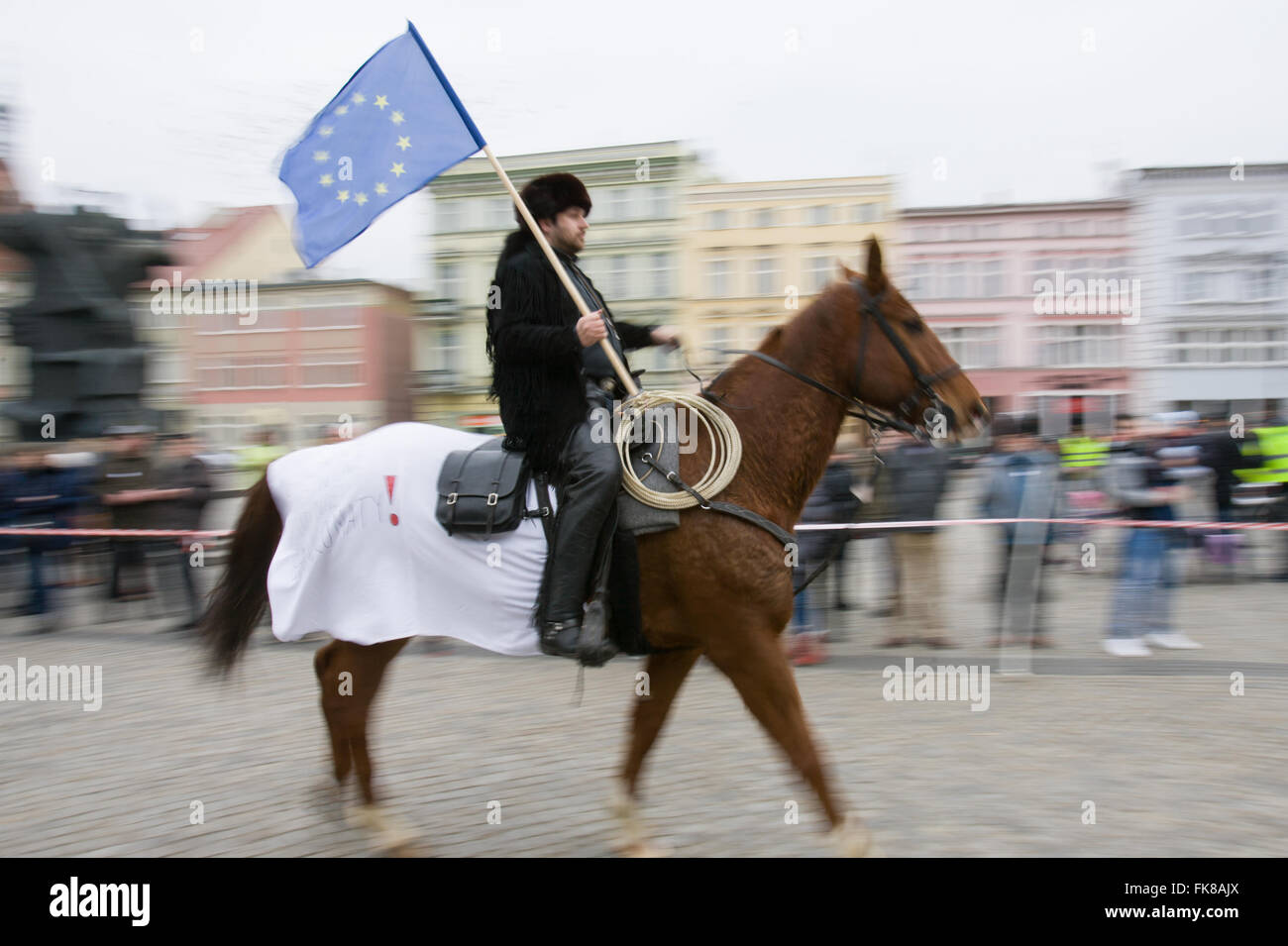 I cavalieri si vede la dimostrazione contro una recente decisione del governo di sostituire tre direttori di agenzia agricola ANR che ricade sotto il ministero dell'agricoltura. L'organizzazione è responsabile anche per l'allevamento di top class cavalli popolare con gli acquirenti a livello mondiale. Il conservatore Diritto e Giustizia il partito al potere dal mese di ottobre 2015 ha preso alcune decisioni controverse e il recente e improvvisa sostituzione di tre figure chiave nel settore agricolo agenzia con persone con nessuna esperienza precedente in allevamento di cavalli è visto come un unratified espansione dei loro poteri e dannosa per il fut Foto Stock