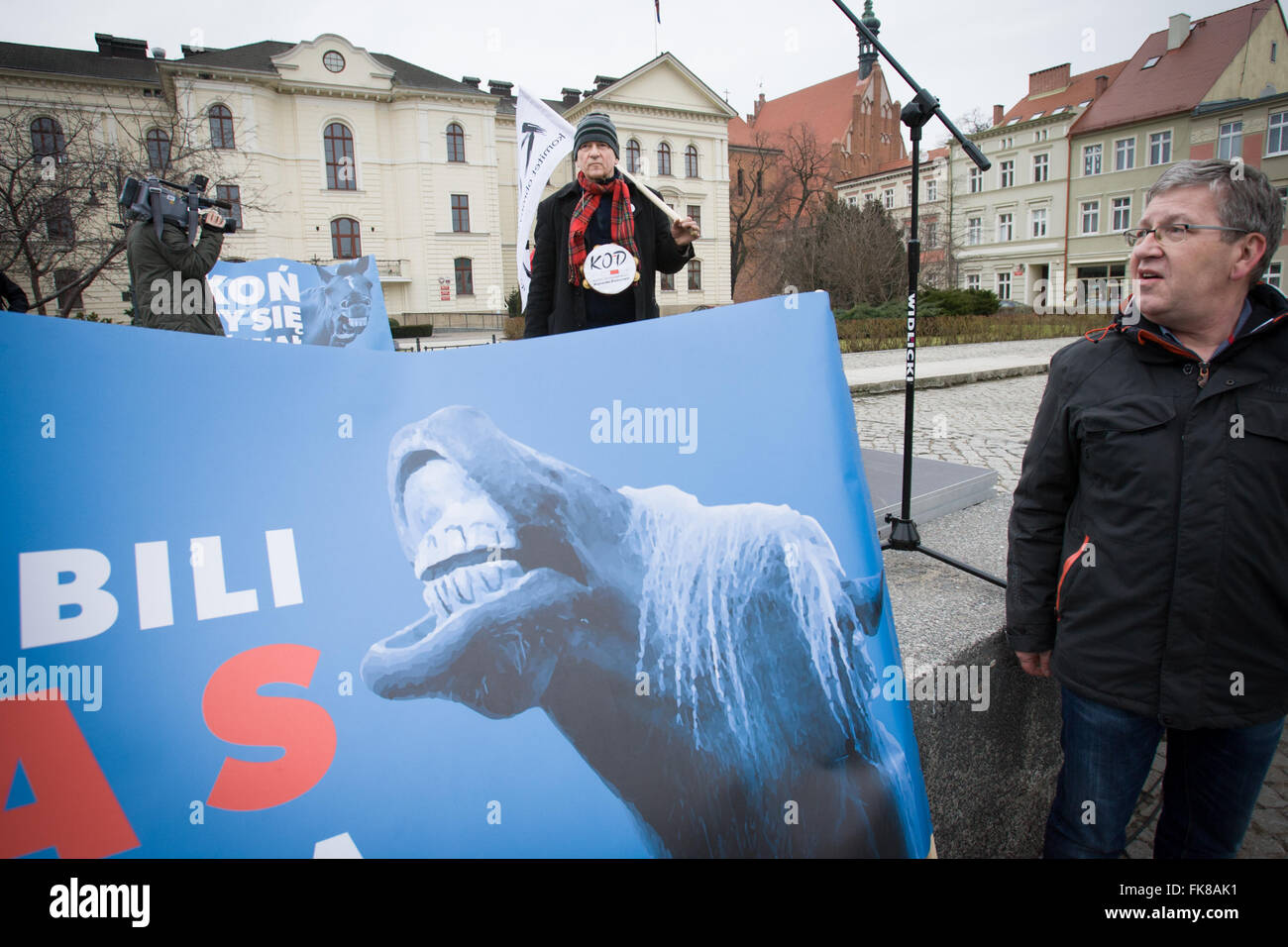 I cavalieri si vede la dimostrazione contro una recente decisione del governo di sostituire tre direttori di agenzia agricola ANR che ricade sotto il ministero dell'agricoltura. L'organizzazione è responsabile anche per l'allevamento di top class cavalli popolare con gli acquirenti a livello mondiale. Il conservatore Diritto e Giustizia il partito al potere dal mese di ottobre 2015 ha preso alcune decisioni controverse e il recente e improvvisa sostituzione di tre figure chiave nel settore agricolo agenzia con persone con nessuna esperienza precedente in allevamento di cavalli è visto come un unratified espansione dei loro poteri e dannosa per il fut Foto Stock