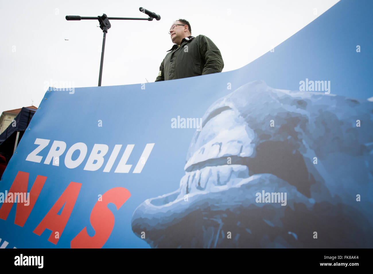 I cavalieri si vede la dimostrazione contro una recente decisione del governo di sostituire tre direttori di agenzia agricola ANR che ricade sotto il ministero dell'agricoltura. L'organizzazione è responsabile anche per l'allevamento di top class cavalli popolare con gli acquirenti a livello mondiale. Il conservatore Diritto e Giustizia il partito al potere dal mese di ottobre 2015 ha preso alcune decisioni controverse e il recente e improvvisa sostituzione di tre figure chiave nel settore agricolo agenzia con persone con nessuna esperienza precedente in allevamento di cavalli è visto come un unratified espansione dei loro poteri e dannosa per il fut Foto Stock
