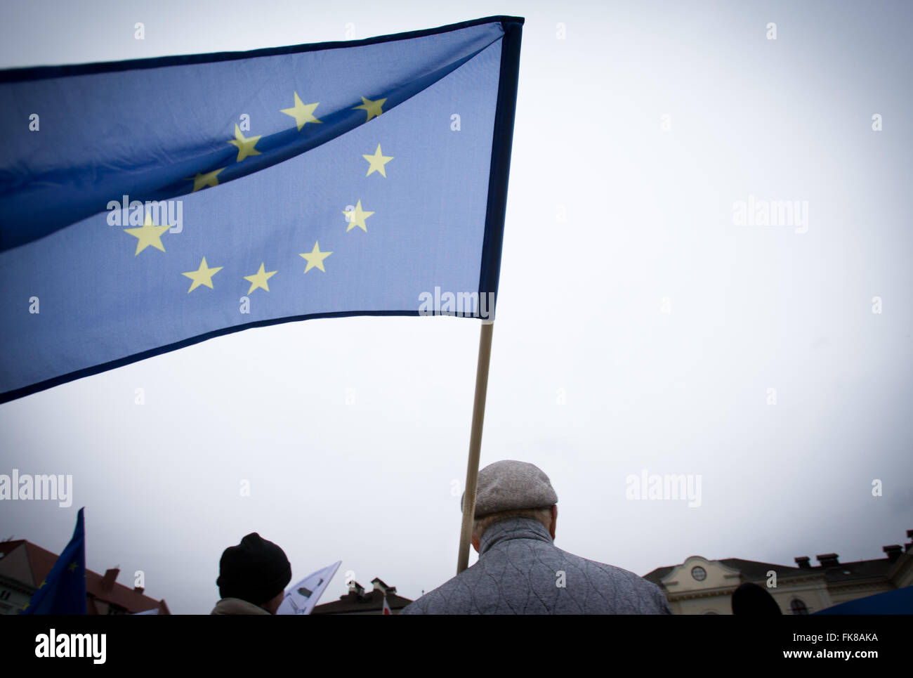 I cavalieri si vede la dimostrazione contro una recente decisione del governo di sostituire tre direttori di agenzia agricola ANR che ricade sotto il ministero dell'agricoltura. L'organizzazione è responsabile anche per l'allevamento di top class cavalli popolare con gli acquirenti a livello mondiale. Il conservatore Diritto e Giustizia il partito al potere dal mese di ottobre 2015 ha preso alcune decisioni controverse e il recente e improvvisa sostituzione di tre figure chiave nel settore agricolo agenzia con persone con nessuna esperienza precedente in allevamento di cavalli è visto come un unratified espansione dei loro poteri e dannosa per il fut Foto Stock