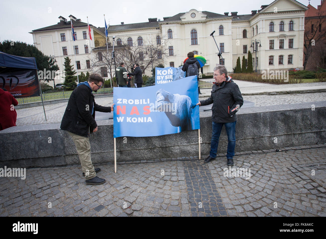 I cavalieri si vede la dimostrazione contro una recente decisione del governo di sostituire tre direttori di agenzia agricola ANR che ricade sotto il ministero dell'agricoltura. L'organizzazione è responsabile anche per l'allevamento di top class cavalli popolare con gli acquirenti a livello mondiale. Il conservatore Diritto e Giustizia il partito al potere dal mese di ottobre 2015 ha preso alcune decisioni controverse e il recente e improvvisa sostituzione di tre figure chiave nel settore agricolo agenzia con persone con nessuna esperienza precedente in allevamento di cavalli è visto come un unratified espansione dei loro poteri e dannosa per il fut Foto Stock