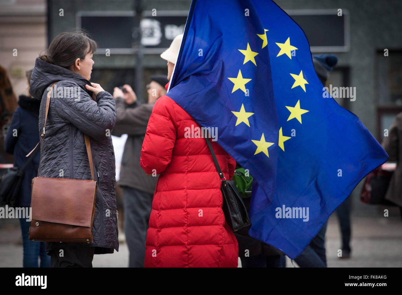 I cavalieri si vede la dimostrazione contro una recente decisione del governo di sostituire tre direttori di agenzia agricola ANR che ricade sotto il ministero dell'agricoltura. L'organizzazione è responsabile anche per l'allevamento di top class cavalli popolare con gli acquirenti a livello mondiale. Il conservatore Diritto e Giustizia il partito al potere dal mese di ottobre 2015 ha preso alcune decisioni controverse e il recente e improvvisa sostituzione di tre figure chiave nel settore agricolo agenzia con persone con nessuna esperienza precedente in allevamento di cavalli è visto come un unratified espansione dei loro poteri e dannosa per il fut Foto Stock