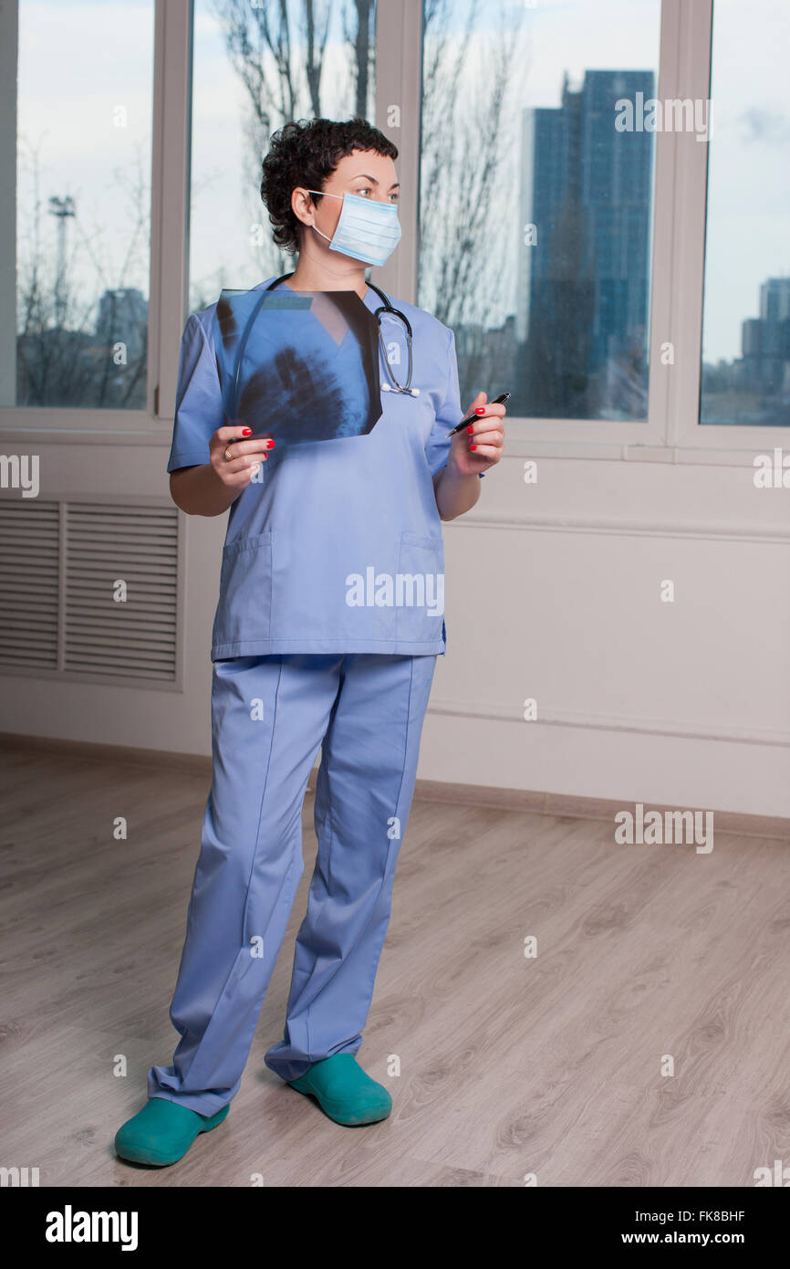 Medico traumatologo guarda a raggi x, Medicina, salute.RADIOLOGIA, health care.medico in ufficio radiologica, foto di polmoni, fluorografia Foto Stock