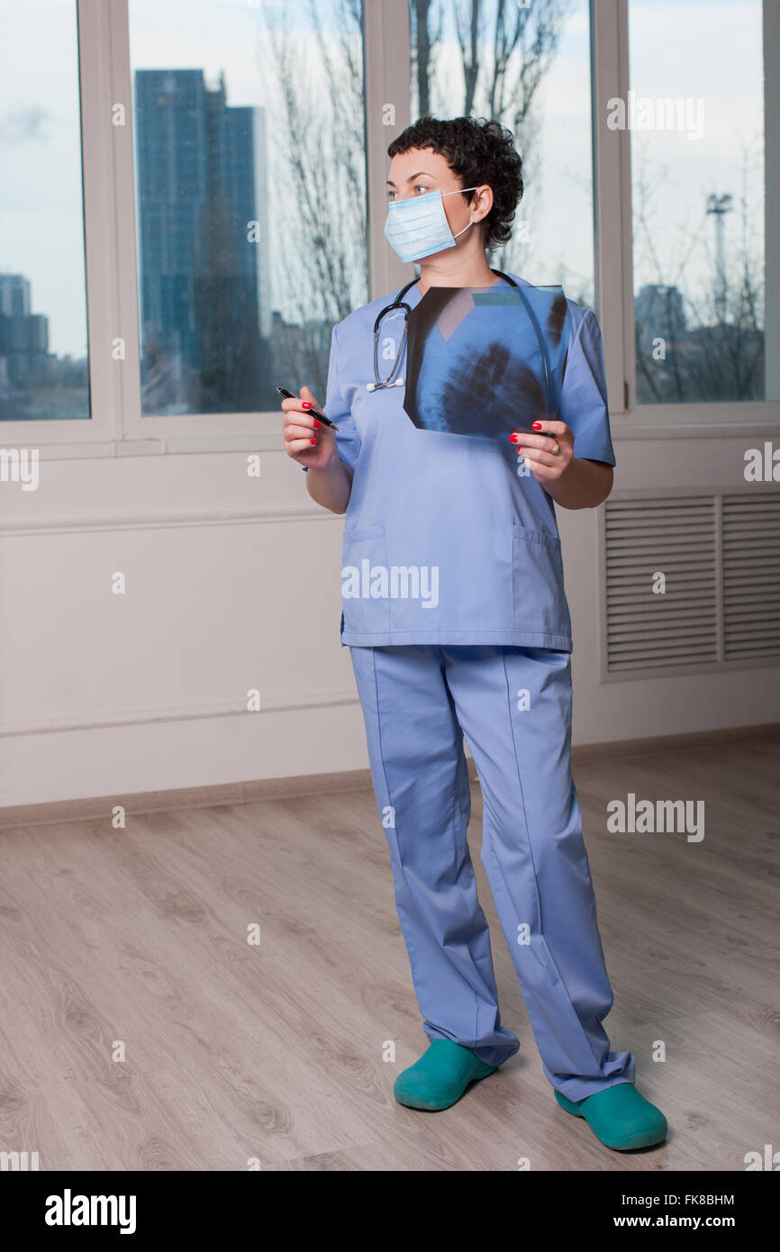 Medico traumatologo guarda a raggi x, Medicina, salute.RADIOLOGIA, health care.medico in ufficio radiologica, foto di polmoni, fluorografia Foto Stock