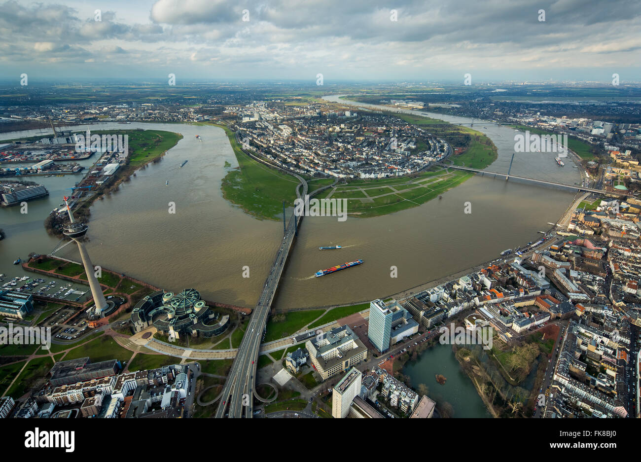 Le inondazioni del Reno presso il ponte Rheinkniebrücke, Düsseldorf, Renania, Renania settentrionale-Vestfalia, Germania Foto Stock
