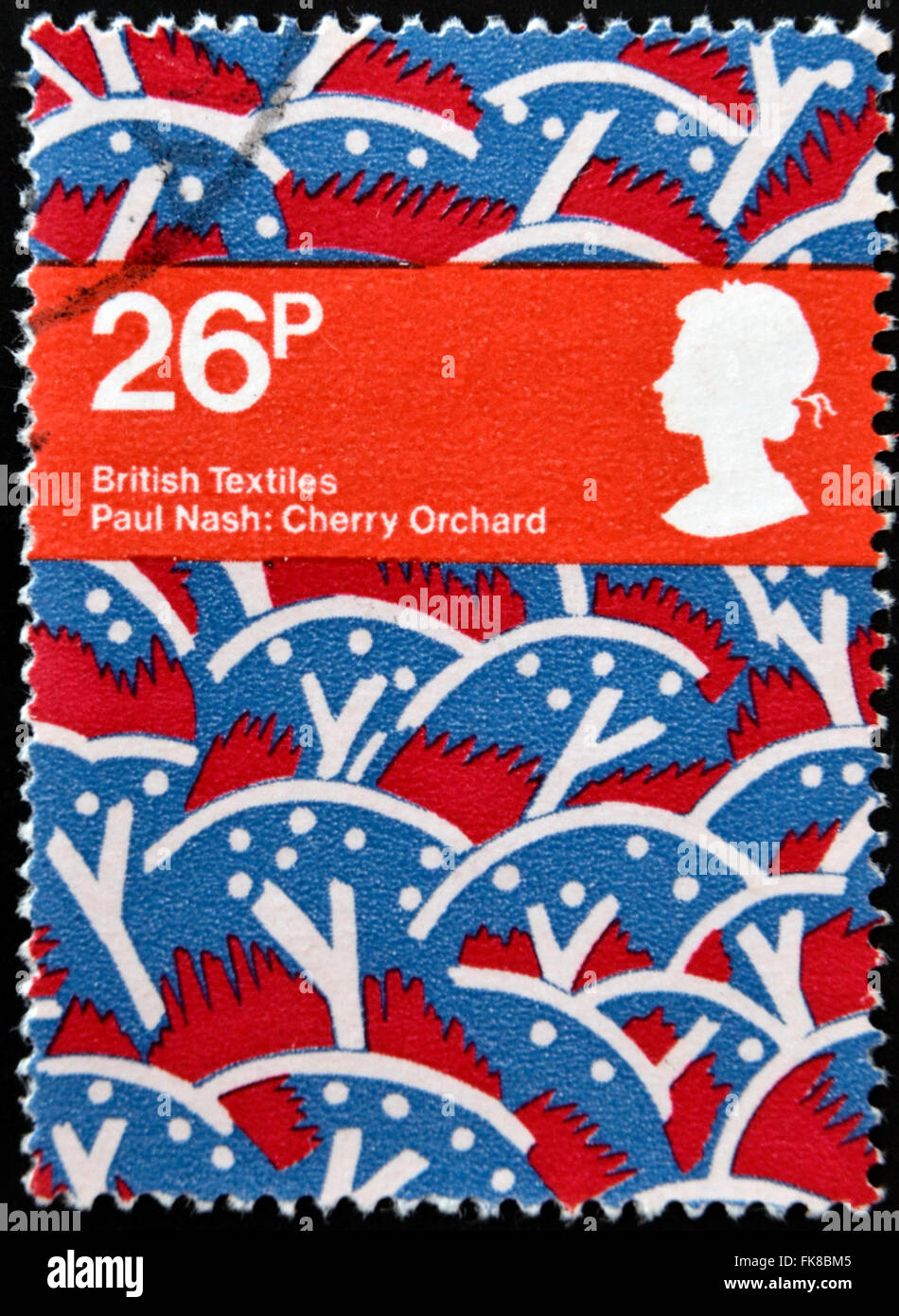 Gran Bretagna - circa 1982: un timbro stampato nel Regno Unito dedicata al tessile britannico mostra Cherry Orchard da Paul Nash, c Foto Stock