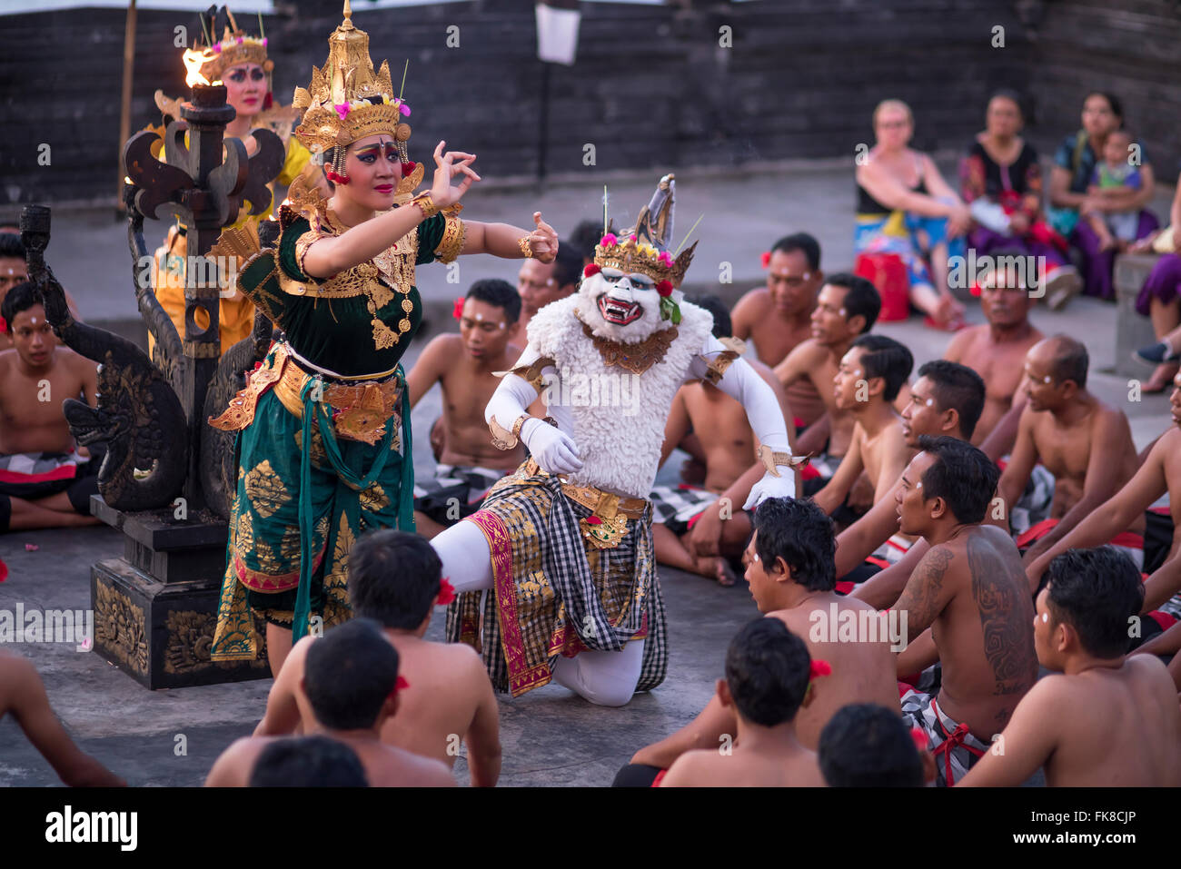 Ballerini di eseguire il classico design Balinese kecak dance nel Tempio di Uluwatu, Bali, Indonesia Foto Stock
