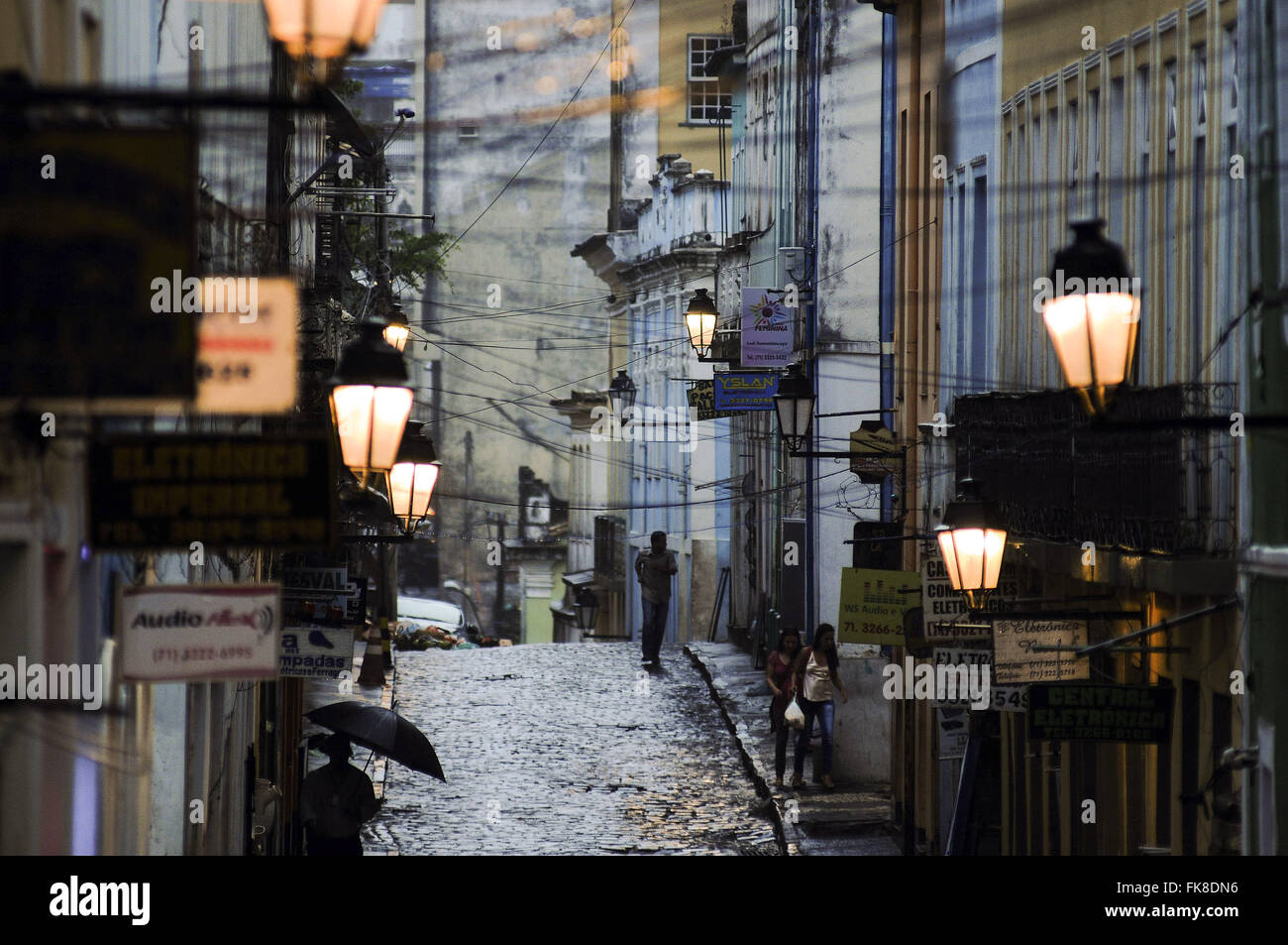 Strada coloniale lampade accese nel centro storico Foto Stock