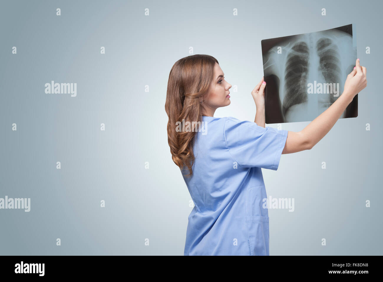 Medico traumatologo guarda a raggi x, Medicina, salute.RADIOLOGIA, health care.medico in ufficio radiologica, foto di polmoni, fluorografia Foto Stock