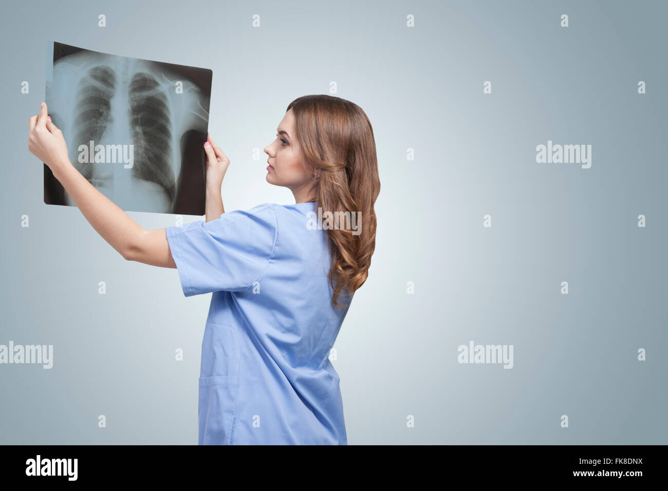 Medico traumatologo guarda a raggi x, Medicina, salute.RADIOLOGIA, health care.medico in ufficio radiologica, foto di polmoni, fluorografia Foto Stock