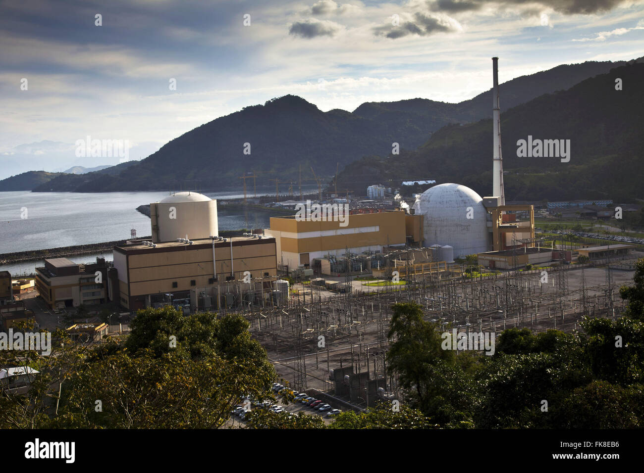 Centrale nucleare di Angra 1 e Angra 2 - per finanziare la costruzione di Angra 3 centrali nucleari - la spiaggia Itaorca Foto Stock
