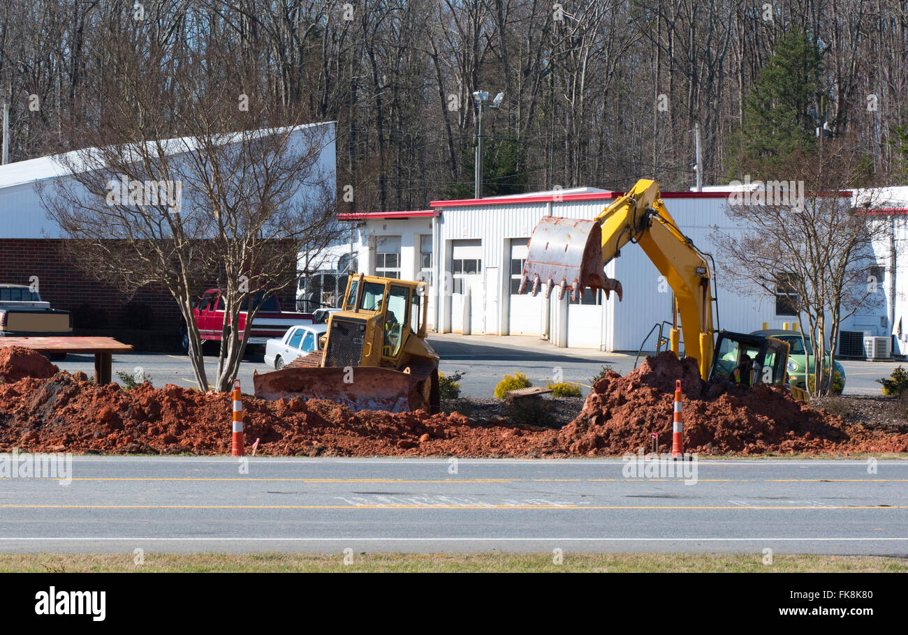 Bulldozer e cucchiaio rovescio facendo strada in costruzione in Carolina del Nord Foto Stock