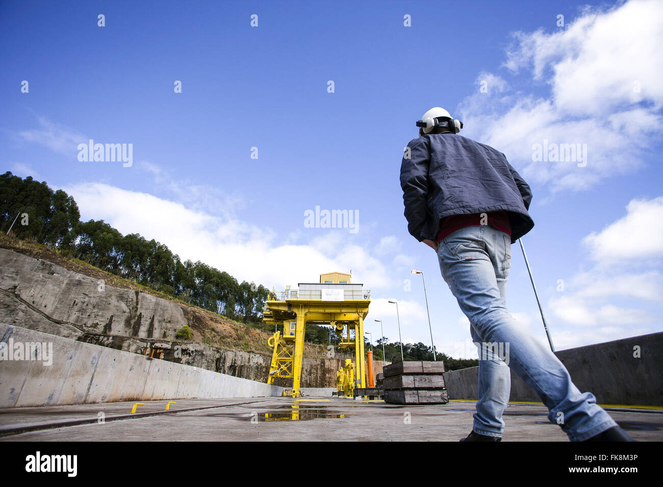 Lavoratore a piedi su installazioni di Maua centrale idroelettrica sul fiume Tibagy Foto Stock