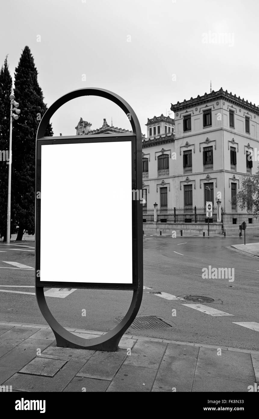 Tabellone vuoto sulla strada di città Foto Stock