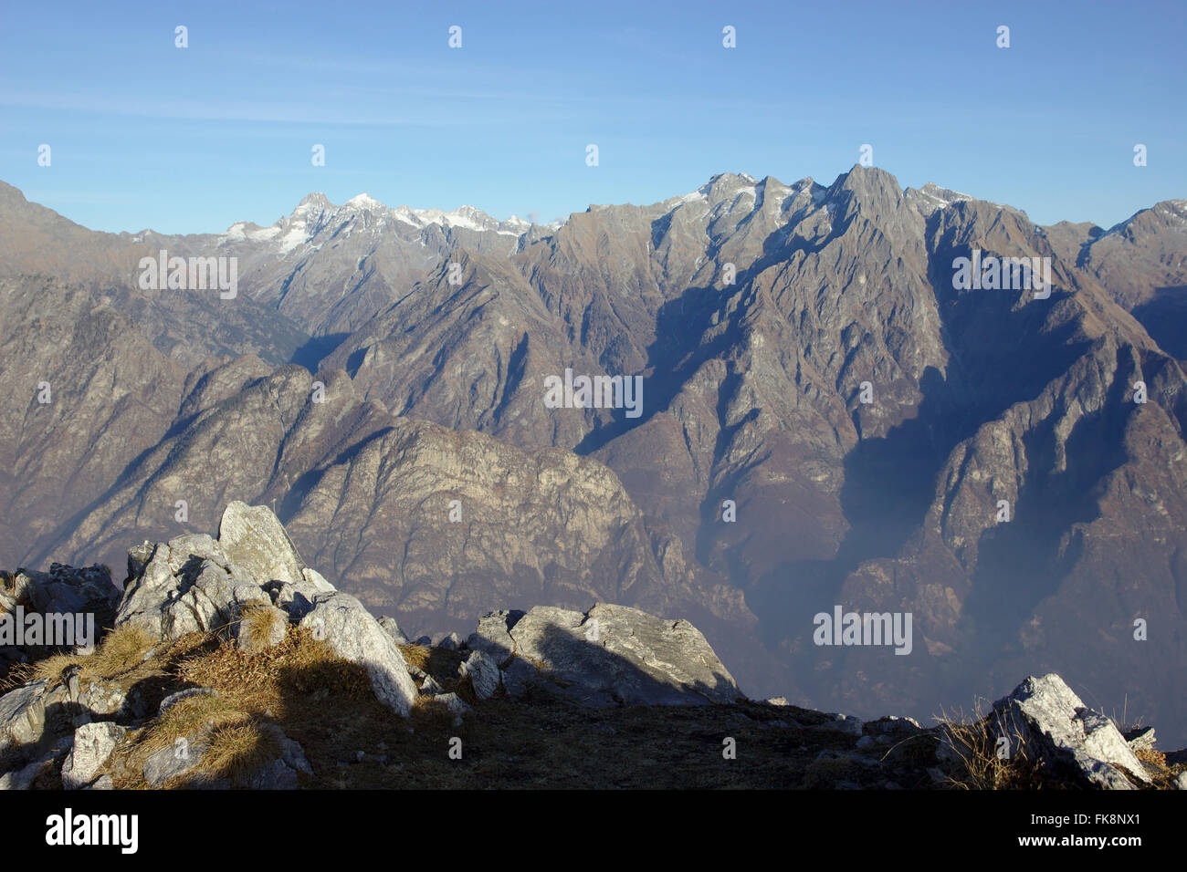 Pizzo Ligonicio visto dalla vetta del Monte Berlinghera, alpi nel dicembre senza neve, vicino a Gera Lario sul Lago di Como, Italia Foto Stock