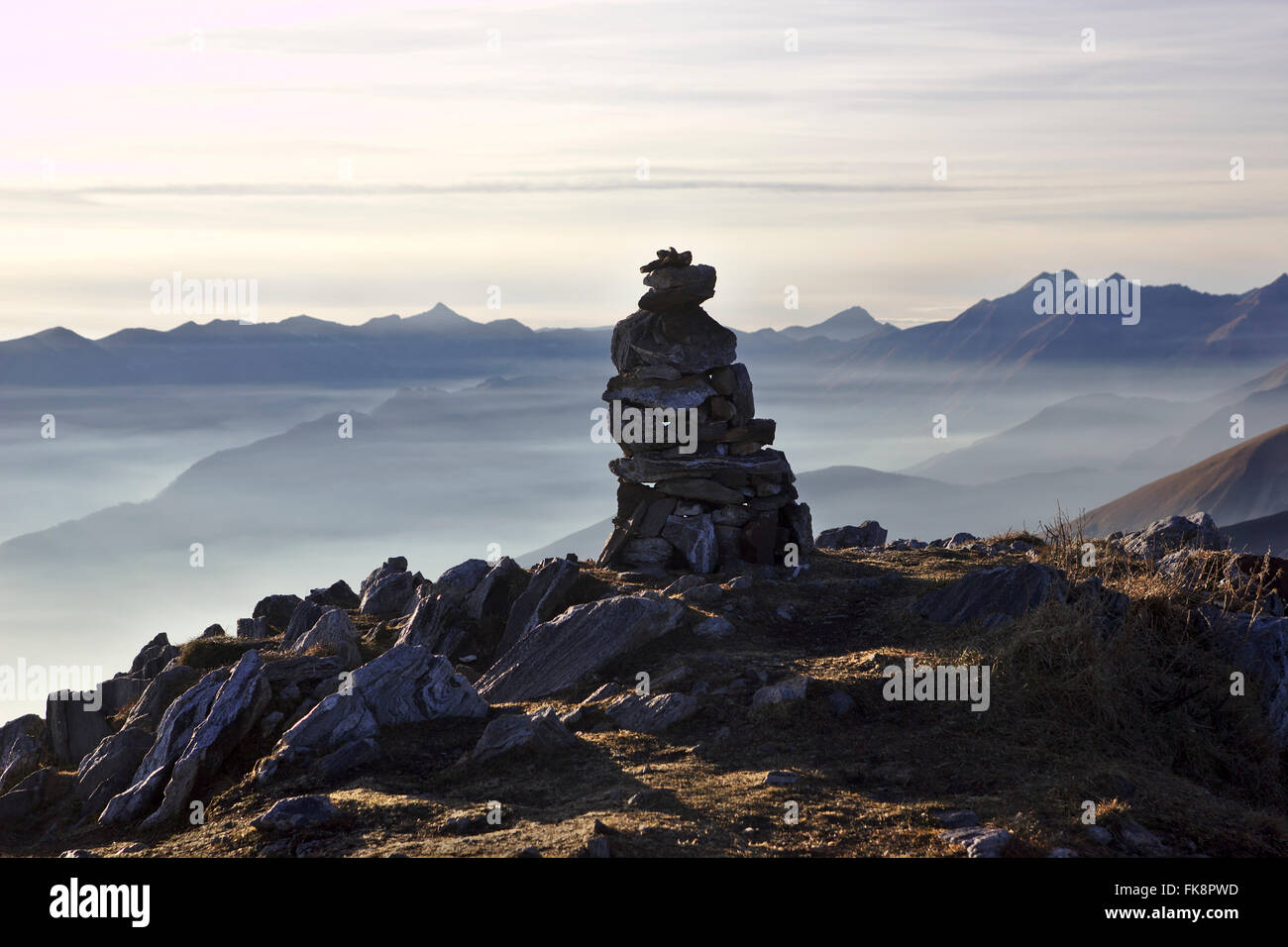 Cairn sulla vetta del Monte Berlinghera, vicino a Gera Lario sul Lago di Como, Italia Foto Stock